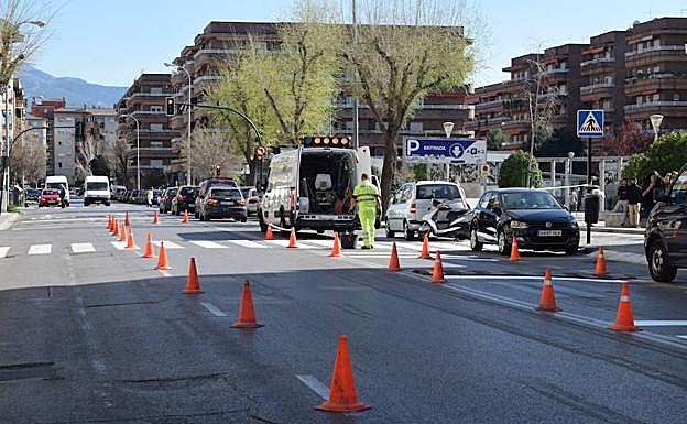 Obras en la calle Arabial, uno de los tramos que debe sacar a licitación la Junta de Andalucía en los próximos meses.