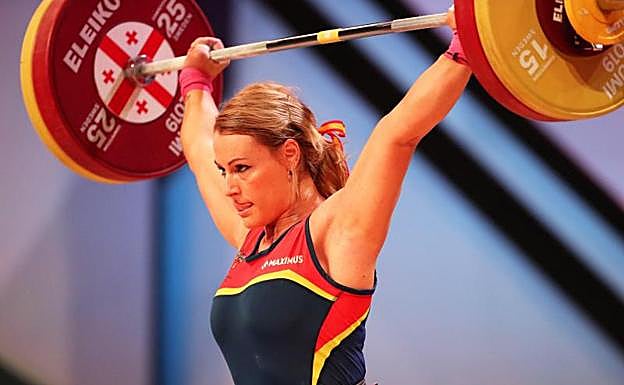 Lydia Valentín celebra su oro en arrancada.