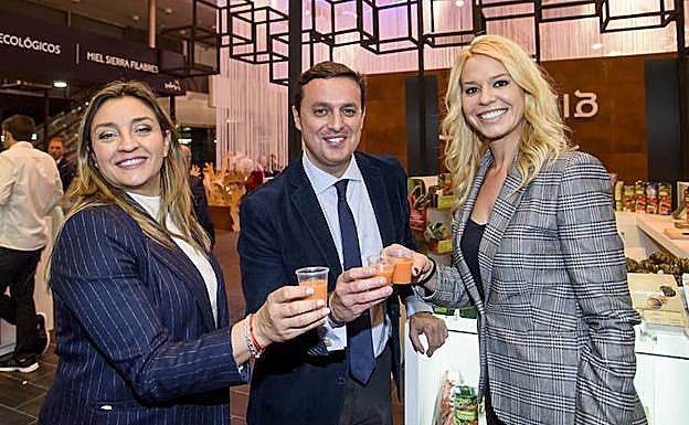 Miles de profesionales y visitantes pasan por el stand de 'Sabores Almería' en el Salón de Gourmets