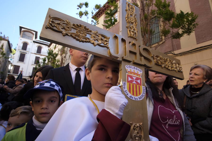 500 niños del colegio Nuestra Señora de las Mercedes han participado en una procesión que ha recorrido el corazón de Granada