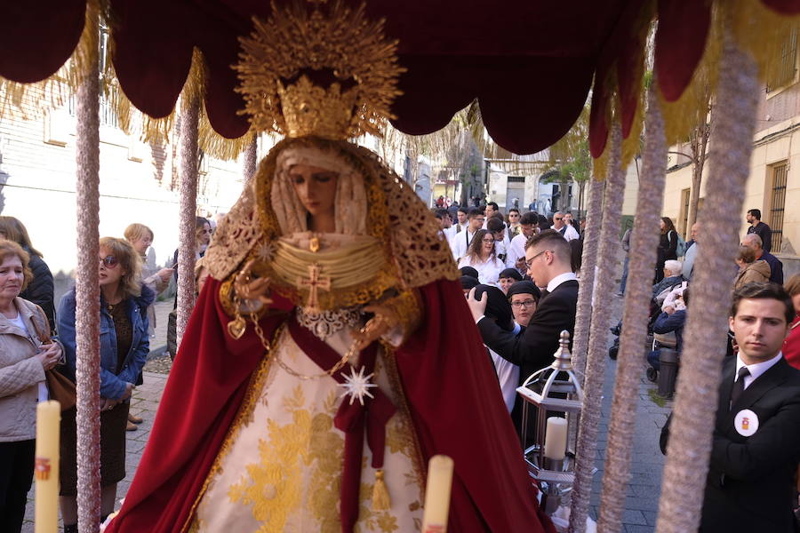 500 niños del colegio Nuestra Señora de las Mercedes han participado en una procesión que ha recorrido el corazón de Granada