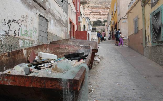 El PSOE alerta de que Almería podría perder 1,5 millones para barrios humildes