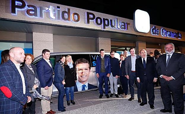 Candidatos y dirigentes del PP de Granada, esta noche en la sede del partido en la capital.