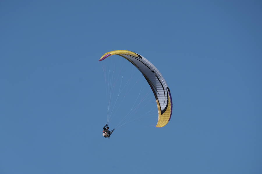 El Campeonato de España y de Andalucía de Parapente de Precisión de las categorías absoluta masculina y femenina se celebra en Cenes este fin de semana