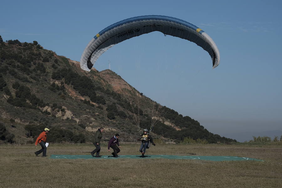 El Campeonato de España y de Andalucía de Parapente de Precisión de las categorías absoluta masculina y femenina se celebra en Cenes este fin de semana