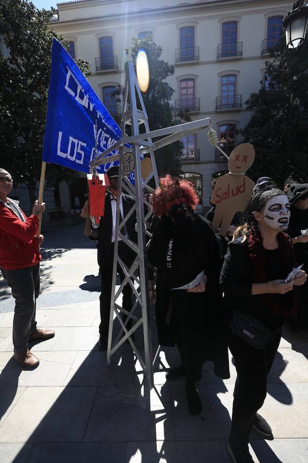 La manifestación ha comenzado en la Plaza del Carmen y ha discurrido por las calles Reyes Católicos y Gran Vía de Colón hasta llegar a los Jardines del Triunfo, donde se ha leído un manifiesto y una carta elaborada por la Red de Apoyo Mutuo en Respuesta a los Megaproyectos Energéticos