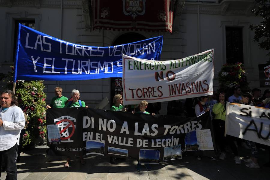 La manifestación ha comenzado en la Plaza del Carmen y ha discurrido por las calles Reyes Católicos y Gran Vía de Colón hasta llegar a los Jardines del Triunfo, donde se ha leído un manifiesto y una carta elaborada por la Red de Apoyo Mutuo en Respuesta a los Megaproyectos Energéticos