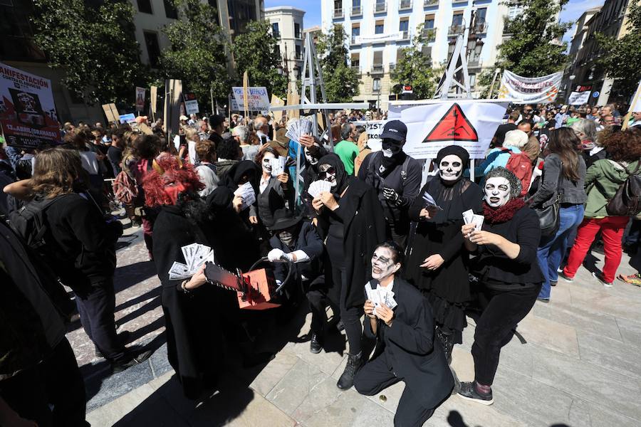 La manifestación ha comenzado en la Plaza del Carmen y ha discurrido por las calles Reyes Católicos y Gran Vía de Colón hasta llegar a los Jardines del Triunfo, donde se ha leído un manifiesto y una carta elaborada por la Red de Apoyo Mutuo en Respuesta a los Megaproyectos Energéticos