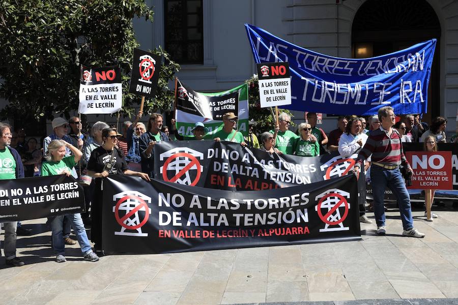 La manifestación ha comenzado en la Plaza del Carmen y ha discurrido por las calles Reyes Católicos y Gran Vía de Colón hasta llegar a los Jardines del Triunfo, donde se ha leído un manifiesto y una carta elaborada por la Red de Apoyo Mutuo en Respuesta a los Megaproyectos Energéticos