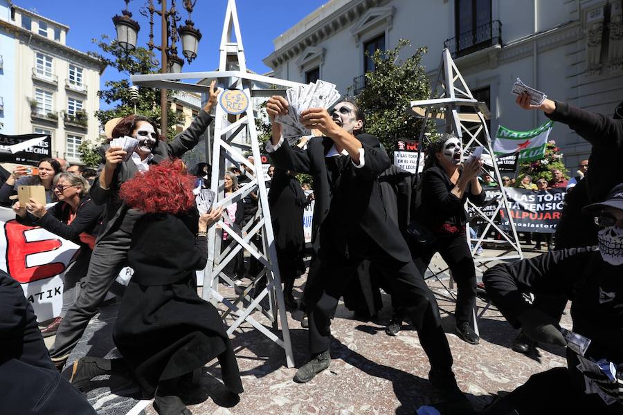 La manifestación ha comenzado en la Plaza del Carmen y ha discurrido por las calles Reyes Católicos y Gran Vía de Colón hasta llegar a los Jardines del Triunfo, donde se ha leído un manifiesto y una carta elaborada por la Red de Apoyo Mutuo en Respuesta a los Megaproyectos Energéticos