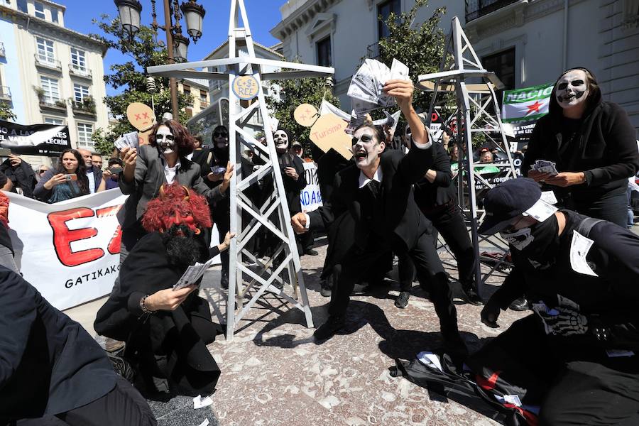 La manifestación ha comenzado en la Plaza del Carmen y ha discurrido por las calles Reyes Católicos y Gran Vía de Colón hasta llegar a los Jardines del Triunfo, donde se ha leído un manifiesto y una carta elaborada por la Red de Apoyo Mutuo en Respuesta a los Megaproyectos Energéticos