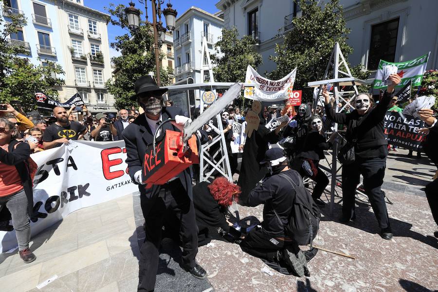 La manifestación ha comenzado en la Plaza del Carmen y ha discurrido por las calles Reyes Católicos y Gran Vía de Colón hasta llegar a los Jardines del Triunfo, donde se ha leído un manifiesto y una carta elaborada por la Red de Apoyo Mutuo en Respuesta a los Megaproyectos Energéticos