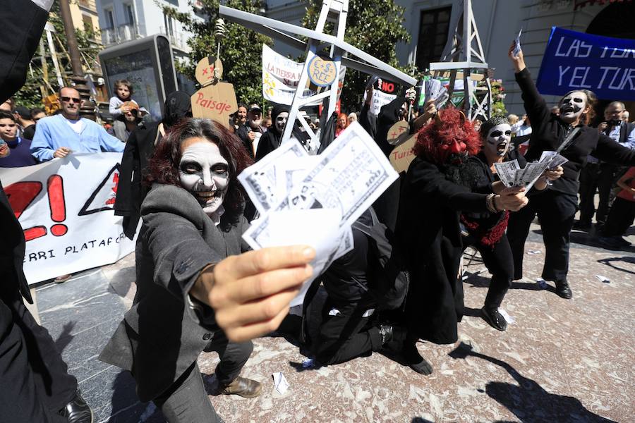 La manifestación ha comenzado en la Plaza del Carmen y ha discurrido por las calles Reyes Católicos y Gran Vía de Colón hasta llegar a los Jardines del Triunfo, donde se ha leído un manifiesto y una carta elaborada por la Red de Apoyo Mutuo en Respuesta a los Megaproyectos Energéticos