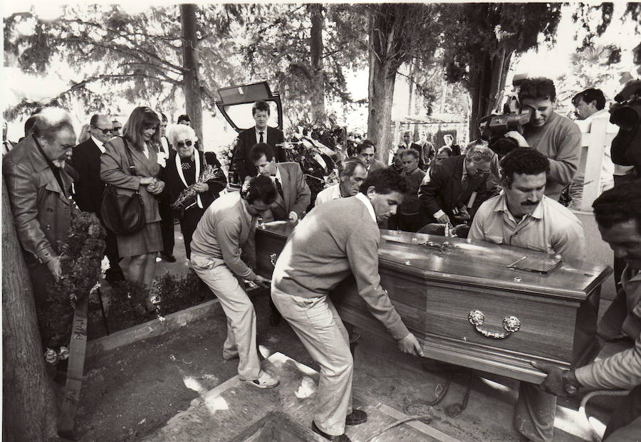 Su hija Isabel Clara y su nieta en el funeral en el cementerio de San José. González Molero 