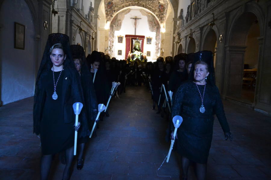 El Viernes de Dolores, la imagen de la Patrona de Alhama realizó su recorrido habitual hasta el Barrio de la Joya acompañada por centenares de alhameños y devotos de esta Virgen procedentes de otros puntos de Granada.