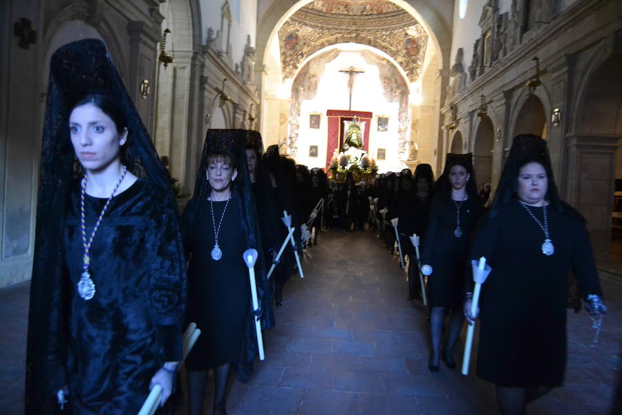 El Viernes de Dolores, la imagen de la Patrona de Alhama realizó su recorrido habitual hasta el Barrio de la Joya acompañada por centenares de alhameños y devotos de esta Virgen procedentes de otros puntos de Granada.