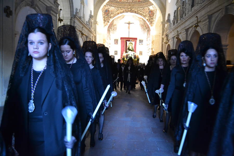 El Viernes de Dolores, la imagen de la Patrona de Alhama realizó su recorrido habitual hasta el Barrio de la Joya acompañada por centenares de alhameños y devotos de esta Virgen procedentes de otros puntos de Granada.