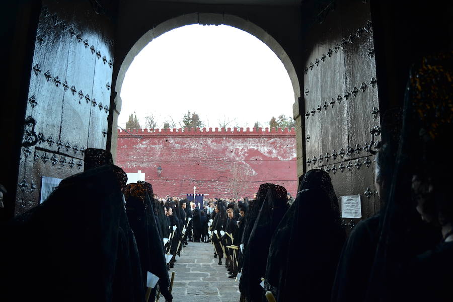 El Viernes de Dolores, la imagen de la Patrona de Alhama realizó su recorrido habitual hasta el Barrio de la Joya acompañada por centenares de alhameños y devotos de esta Virgen procedentes de otros puntos de Granada.