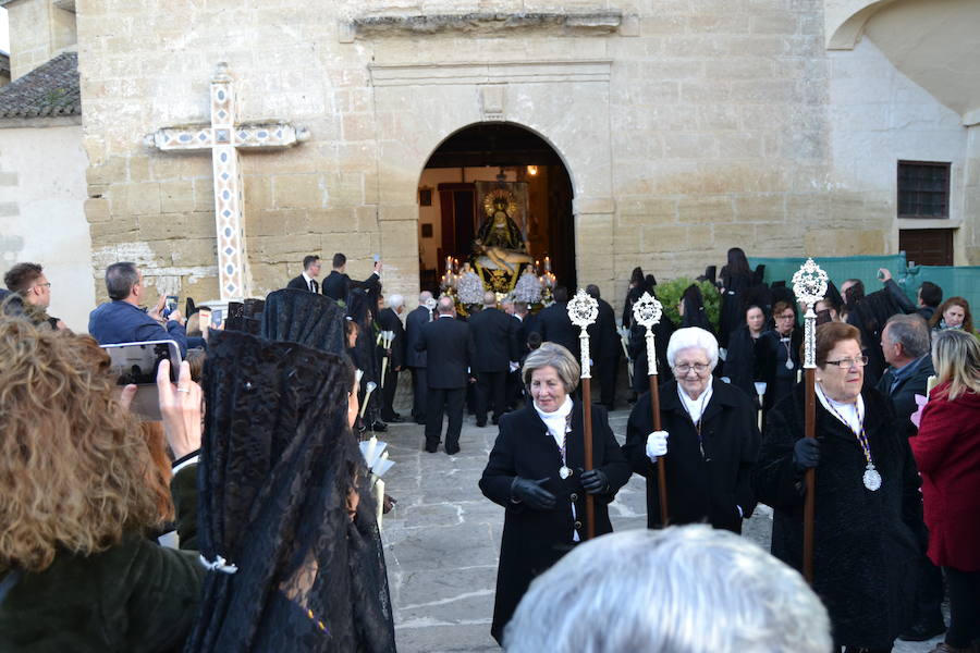 El Viernes de Dolores, la imagen de la Patrona de Alhama realizó su recorrido habitual hasta el Barrio de la Joya acompañada por centenares de alhameños y devotos de esta Virgen procedentes de otros puntos de Granada.