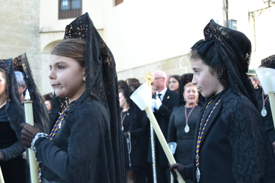 El Viernes de Dolores, la imagen de la Patrona de Alhama realizó su recorrido habitual hasta el Barrio de la Joya acompañada por centenares de alhameños y devotos de esta Virgen procedentes de otros puntos de Granada.