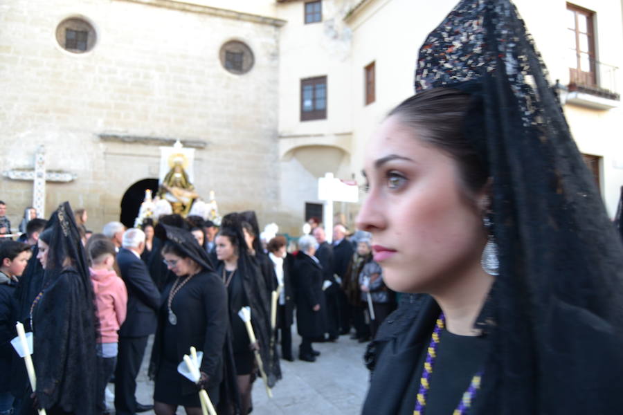 El Viernes de Dolores, la imagen de la Patrona de Alhama realizó su recorrido habitual hasta el Barrio de la Joya acompañada por centenares de alhameños y devotos de esta Virgen procedentes de otros puntos de Granada.