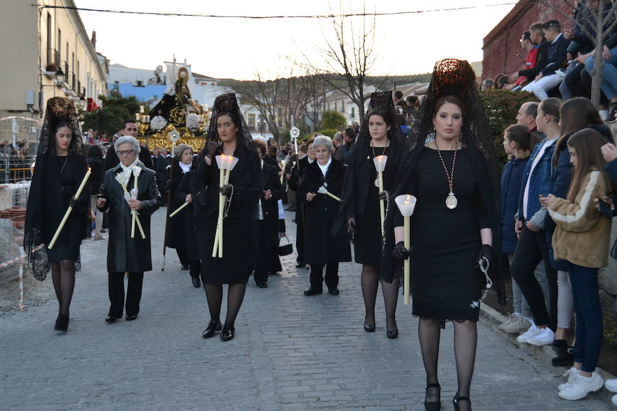 El Viernes de Dolores, la imagen de la Patrona de Alhama realizó su recorrido habitual hasta el Barrio de la Joya acompañada por centenares de alhameños y devotos de esta Virgen procedentes de otros puntos de Granada.