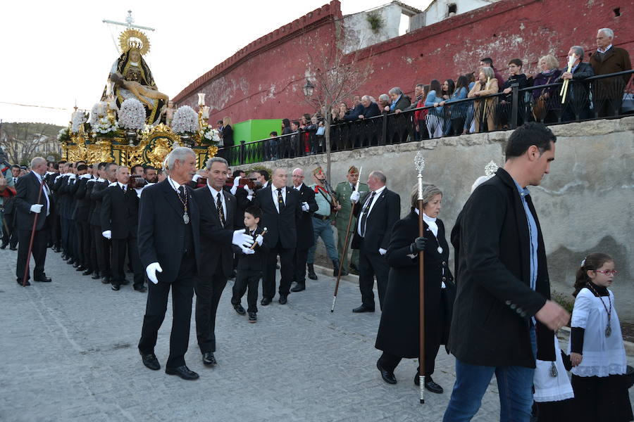 El Viernes de Dolores, la imagen de la Patrona de Alhama realizó su recorrido habitual hasta el Barrio de la Joya acompañada por centenares de alhameños y devotos de esta Virgen procedentes de otros puntos de Granada.