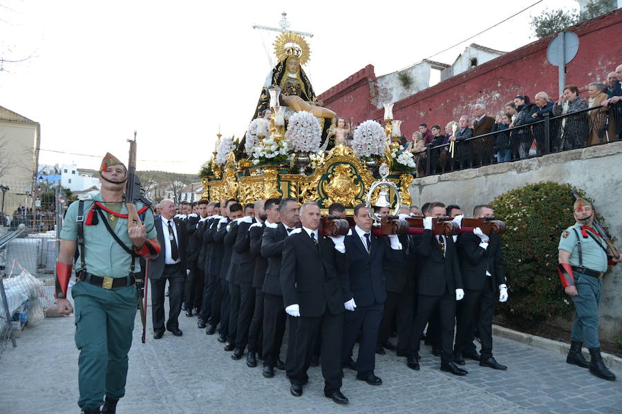 El Viernes de Dolores, la imagen de la Patrona de Alhama realizó su recorrido habitual hasta el Barrio de la Joya acompañada por centenares de alhameños y devotos de esta Virgen procedentes de otros puntos de Granada.