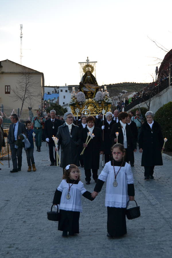 El Viernes de Dolores, la imagen de la Patrona de Alhama realizó su recorrido habitual hasta el Barrio de la Joya acompañada por centenares de alhameños y devotos de esta Virgen procedentes de otros puntos de Granada.