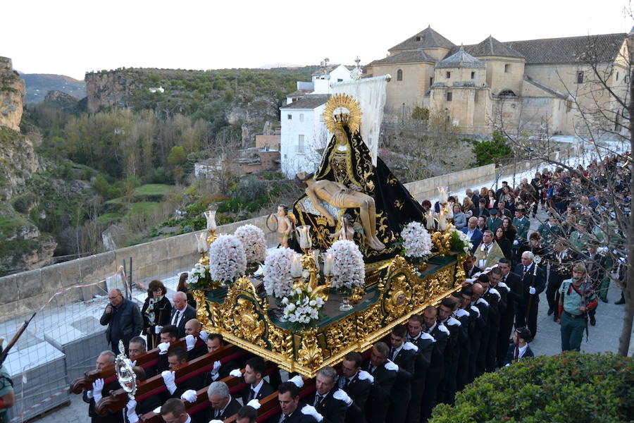 El Viernes de Dolores, la imagen de la Patrona de Alhama realizó su recorrido habitual hasta el Barrio de la Joya acompañada por centenares de alhameños y devotos de esta Virgen procedentes de otros puntos de Granada.