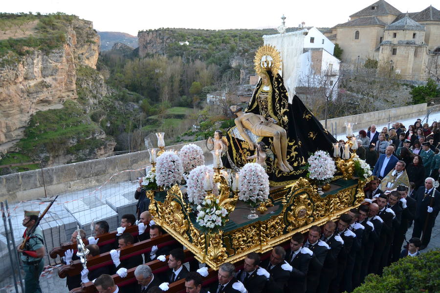 El Viernes de Dolores, la imagen de la Patrona de Alhama realizó su recorrido habitual hasta el Barrio de la Joya acompañada por centenares de alhameños y devotos de esta Virgen procedentes de otros puntos de Granada.