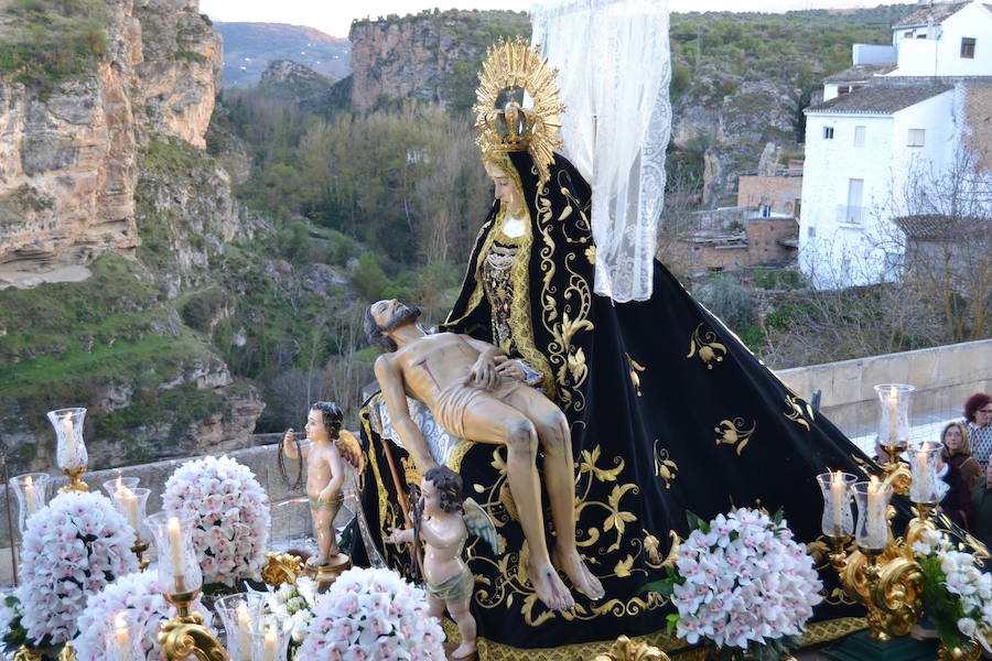 El Viernes de Dolores, la imagen de la Patrona de Alhama realizó su recorrido habitual hasta el Barrio de la Joya acompañada por centenares de alhameños y devotos de esta Virgen procedentes de otros puntos de Granada.