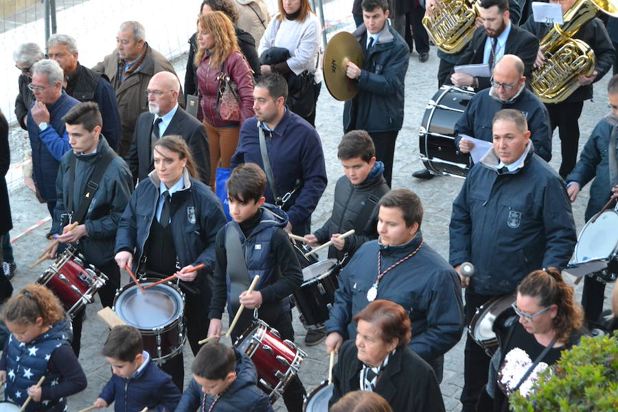 El Viernes de Dolores, la imagen de la Patrona de Alhama realizó su recorrido habitual hasta el Barrio de la Joya acompañada por centenares de alhameños y devotos de esta Virgen procedentes de otros puntos de Granada.