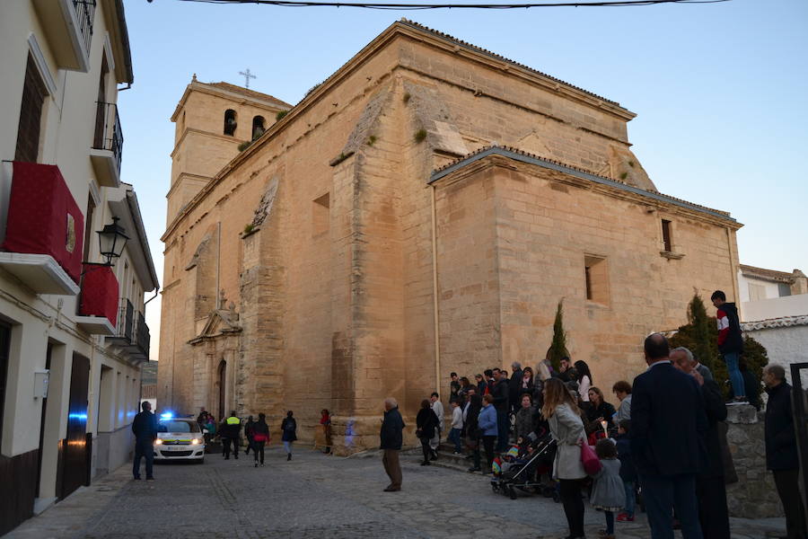 El Viernes de Dolores, la imagen de la Patrona de Alhama realizó su recorrido habitual hasta el Barrio de la Joya acompañada por centenares de alhameños y devotos de esta Virgen procedentes de otros puntos de Granada.