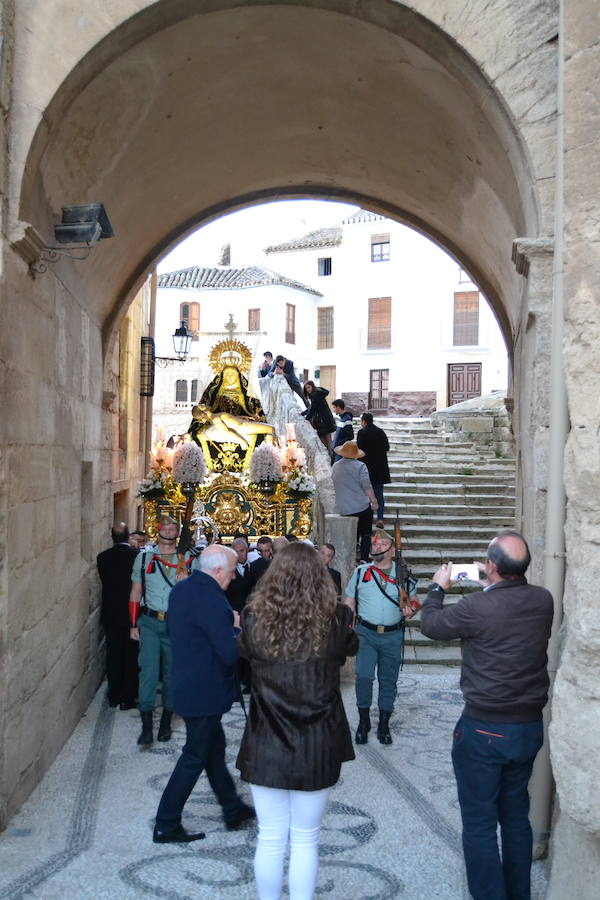 El Viernes de Dolores, la imagen de la Patrona de Alhama realizó su recorrido habitual hasta el Barrio de la Joya acompañada por centenares de alhameños y devotos de esta Virgen procedentes de otros puntos de Granada.