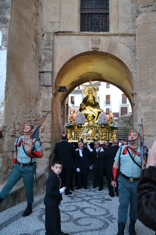 El Viernes de Dolores, la imagen de la Patrona de Alhama realizó su recorrido habitual hasta el Barrio de la Joya acompañada por centenares de alhameños y devotos de esta Virgen procedentes de otros puntos de Granada.