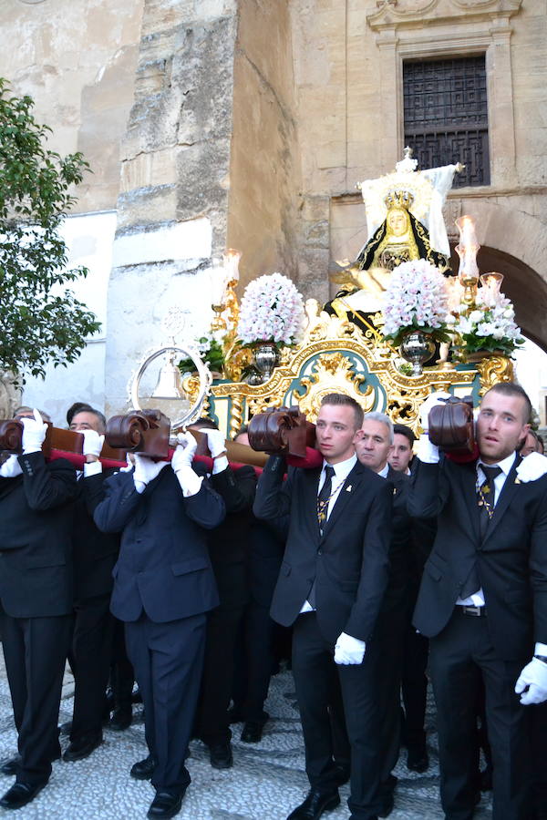 El Viernes de Dolores, la imagen de la Patrona de Alhama realizó su recorrido habitual hasta el Barrio de la Joya acompañada por centenares de alhameños y devotos de esta Virgen procedentes de otros puntos de Granada.