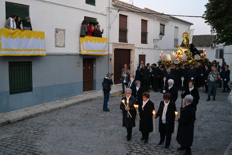 El Viernes de Dolores, la imagen de la Patrona de Alhama realizó su recorrido habitual hasta el Barrio de la Joya acompañada por centenares de alhameños y devotos de esta Virgen procedentes de otros puntos de Granada.