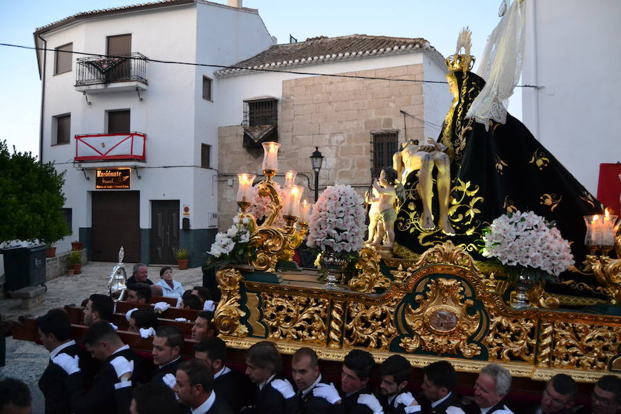 El Viernes de Dolores, la imagen de la Patrona de Alhama realizó su recorrido habitual hasta el Barrio de la Joya acompañada por centenares de alhameños y devotos de esta Virgen procedentes de otros puntos de Granada.