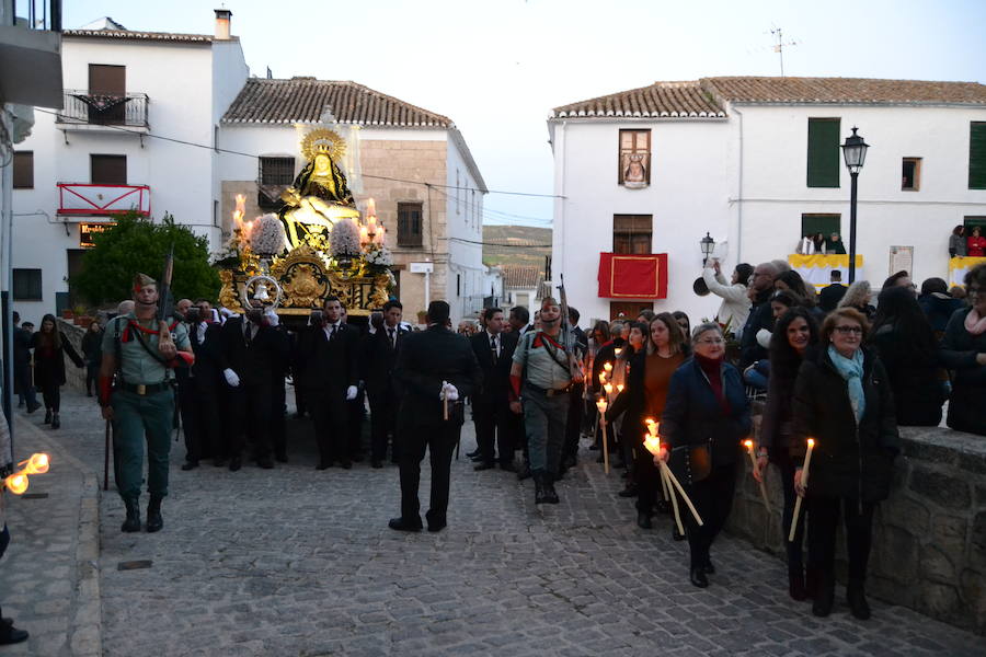 El Viernes de Dolores, la imagen de la Patrona de Alhama realizó su recorrido habitual hasta el Barrio de la Joya acompañada por centenares de alhameños y devotos de esta Virgen procedentes de otros puntos de Granada.