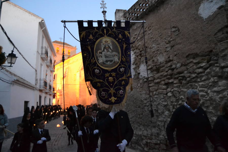 El Viernes de Dolores, la imagen de la Patrona de Alhama realizó su recorrido habitual hasta el Barrio de la Joya acompañada por centenares de alhameños y devotos de esta Virgen procedentes de otros puntos de Granada.