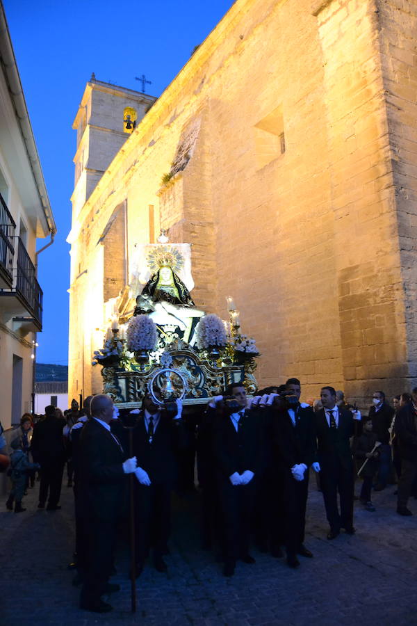 El Viernes de Dolores, la imagen de la Patrona de Alhama realizó su recorrido habitual hasta el Barrio de la Joya acompañada por centenares de alhameños y devotos de esta Virgen procedentes de otros puntos de Granada.