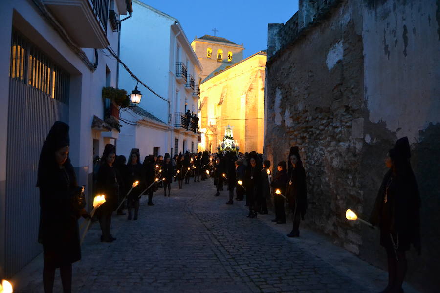 El Viernes de Dolores, la imagen de la Patrona de Alhama realizó su recorrido habitual hasta el Barrio de la Joya acompañada por centenares de alhameños y devotos de esta Virgen procedentes de otros puntos de Granada.