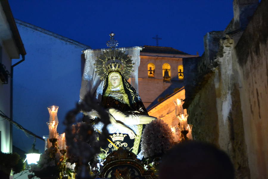 El Viernes de Dolores, la imagen de la Patrona de Alhama realizó su recorrido habitual hasta el Barrio de la Joya acompañada por centenares de alhameños y devotos de esta Virgen procedentes de otros puntos de Granada.