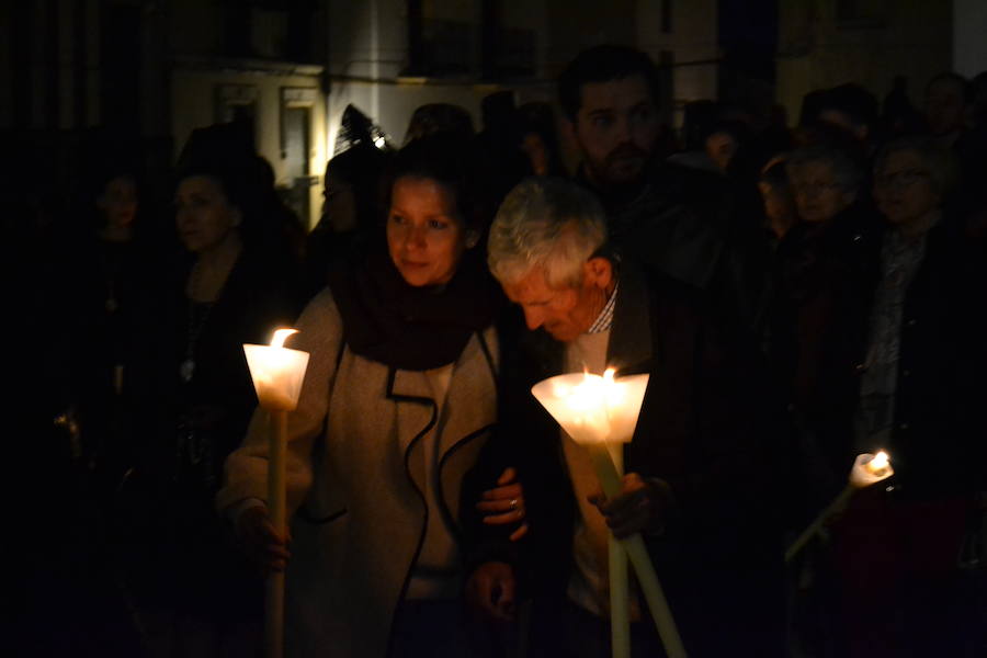 El Viernes de Dolores, la imagen de la Patrona de Alhama realizó su recorrido habitual hasta el Barrio de la Joya acompañada por centenares de alhameños y devotos de esta Virgen procedentes de otros puntos de Granada.