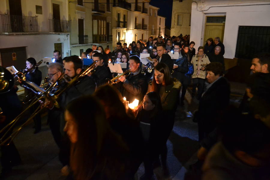 El Viernes de Dolores, la imagen de la Patrona de Alhama realizó su recorrido habitual hasta el Barrio de la Joya acompañada por centenares de alhameños y devotos de esta Virgen procedentes de otros puntos de Granada.