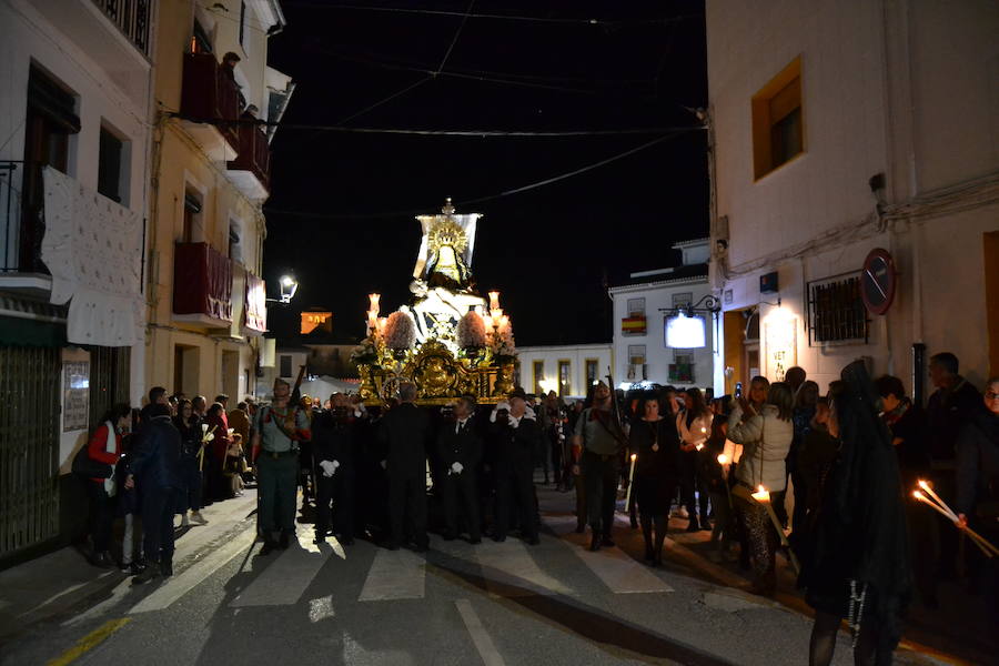 El Viernes de Dolores, la imagen de la Patrona de Alhama realizó su recorrido habitual hasta el Barrio de la Joya acompañada por centenares de alhameños y devotos de esta Virgen procedentes de otros puntos de Granada.