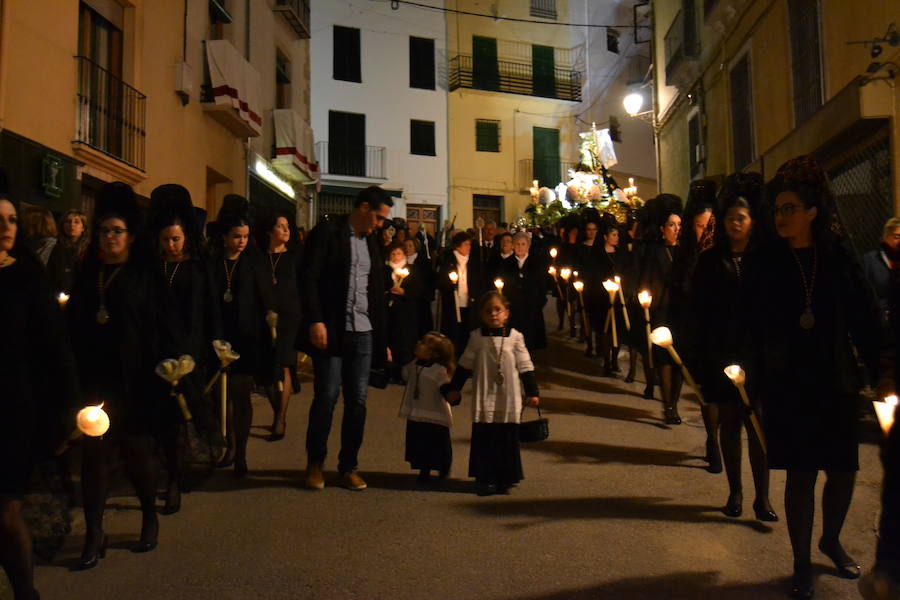 El Viernes de Dolores, la imagen de la Patrona de Alhama realizó su recorrido habitual hasta el Barrio de la Joya acompañada por centenares de alhameños y devotos de esta Virgen procedentes de otros puntos de Granada.