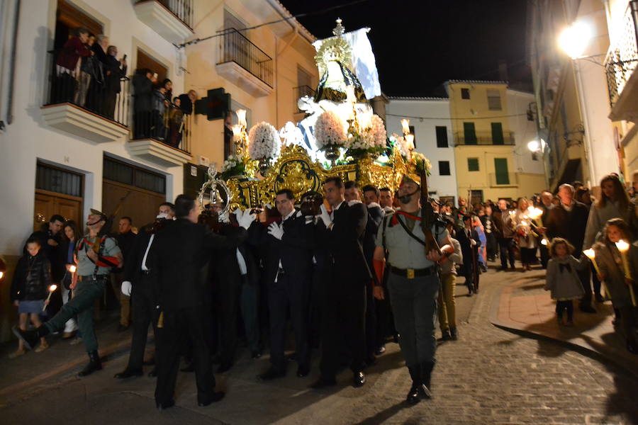 El Viernes de Dolores, la imagen de la Patrona de Alhama realizó su recorrido habitual hasta el Barrio de la Joya acompañada por centenares de alhameños y devotos de esta Virgen procedentes de otros puntos de Granada.