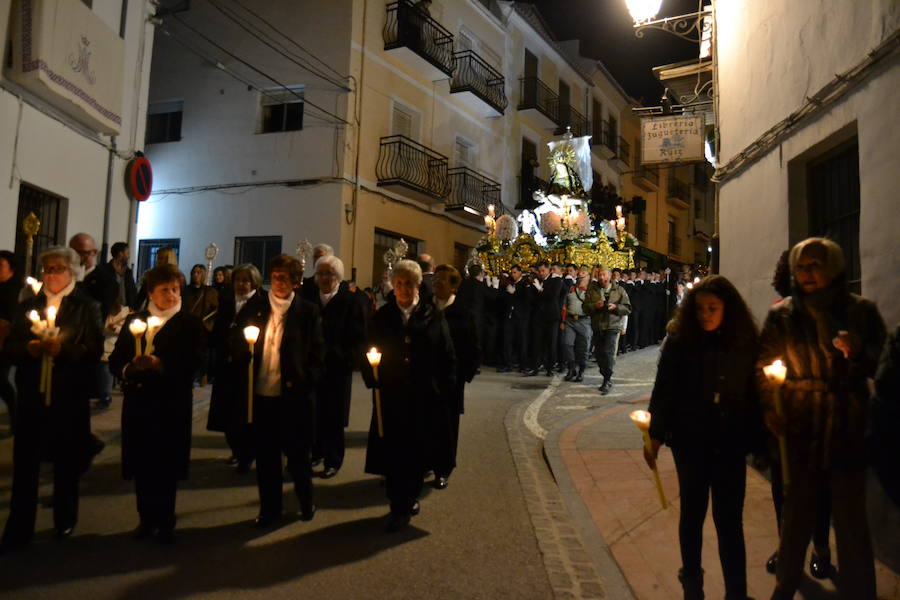 El Viernes de Dolores, la imagen de la Patrona de Alhama realizó su recorrido habitual hasta el Barrio de la Joya acompañada por centenares de alhameños y devotos de esta Virgen procedentes de otros puntos de Granada.